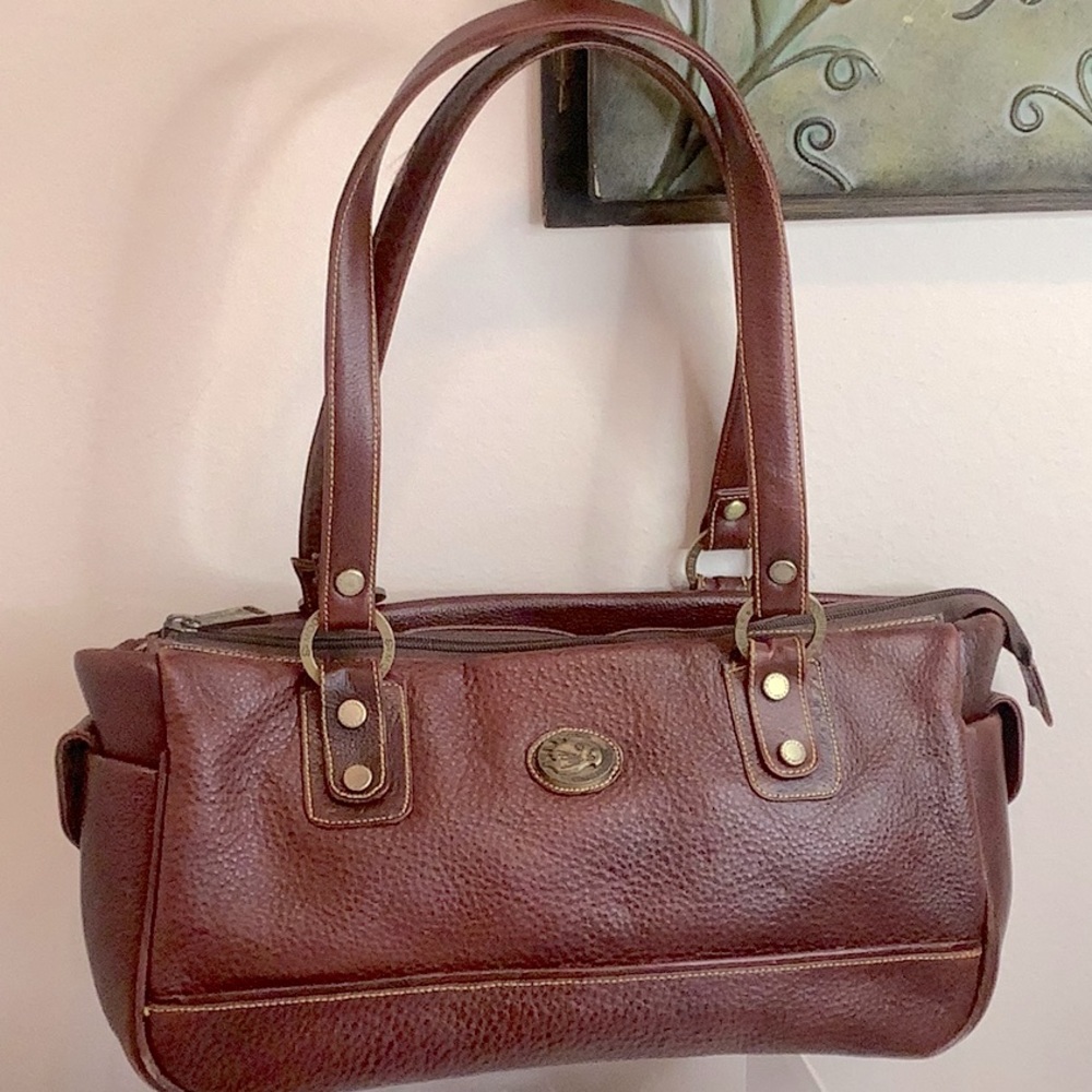 Moochies purse saddle color pebble grain. EUC like new inside and out.